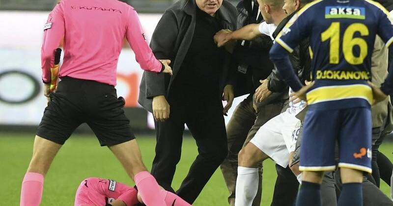 Istanbulspor walk off pitch in fresh referee drama - The Border Mail