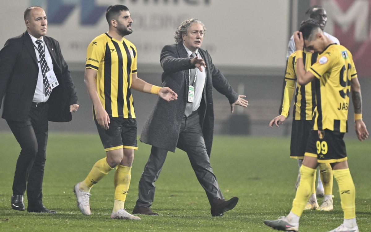 Turkish football president storms pitch as Super Lig makes troubled return - Yahoo Sports