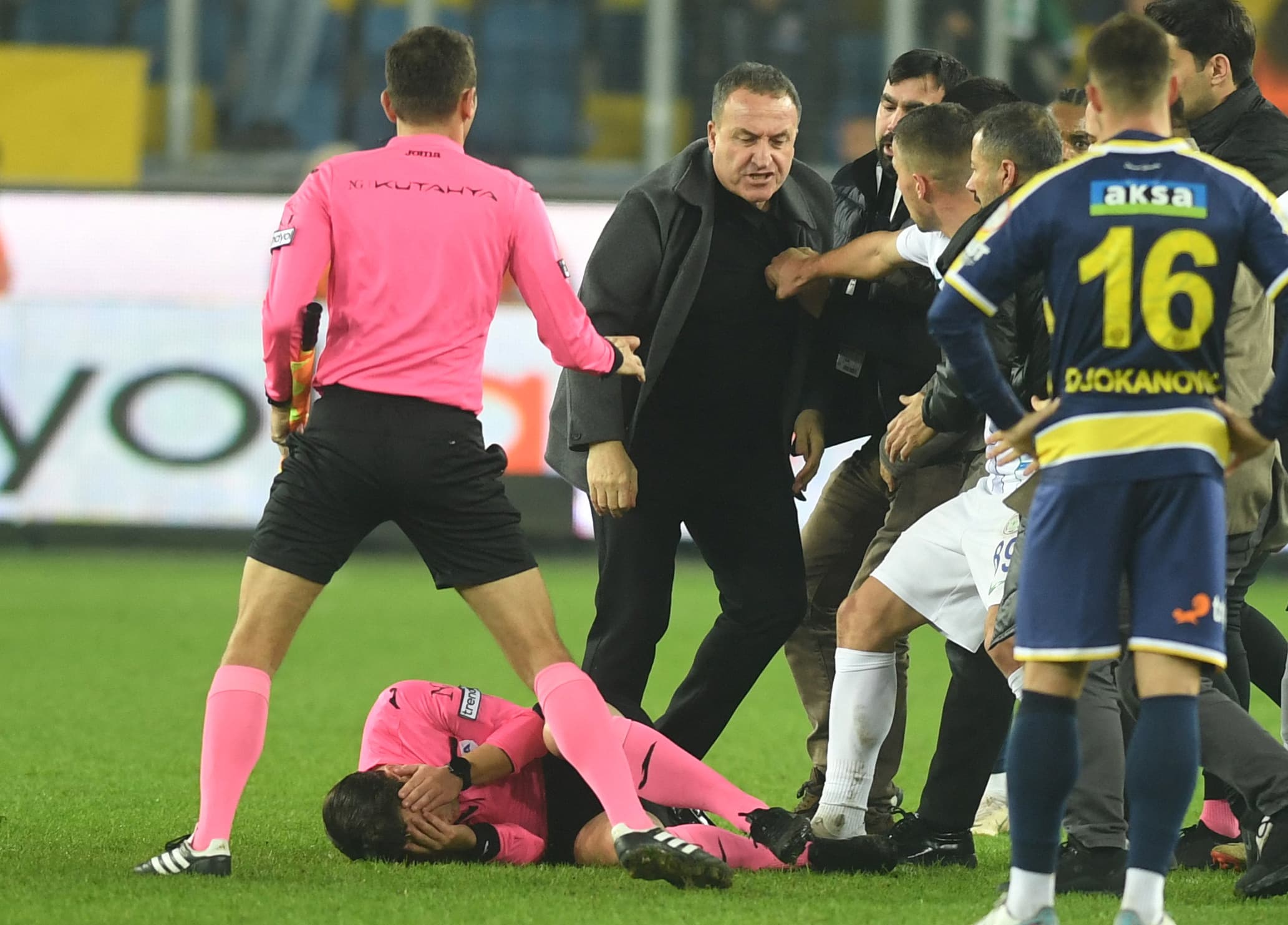 Turkey's Istanbulspor walk off pitch in protest at referee's decision - Cyprus Mail