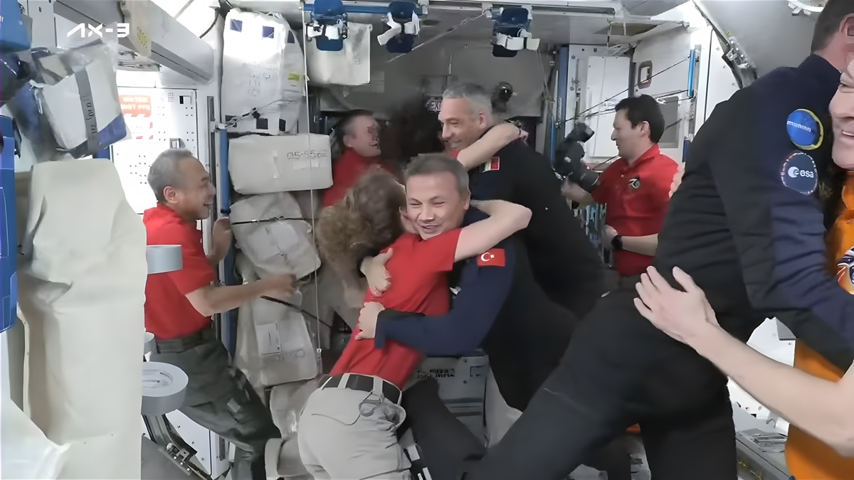 Türk Astronot Alper Gezeravcı, Uluslararası Uzay İstasyonu’na Ayak Bastı! (Video)