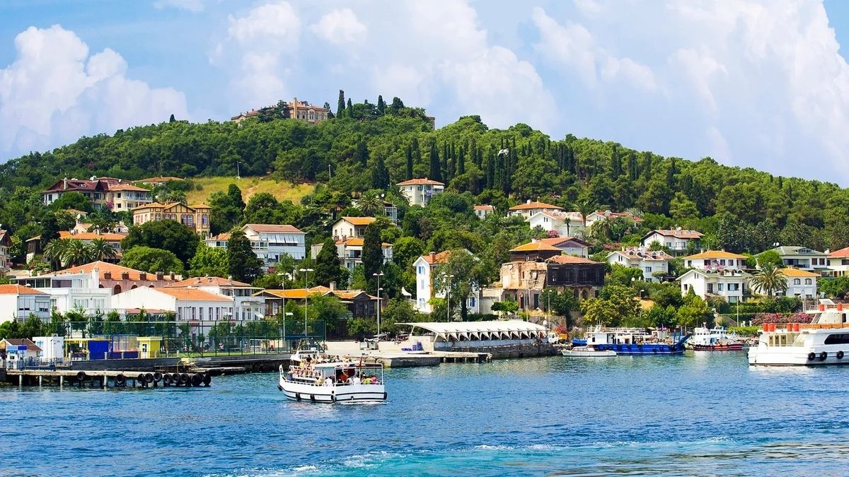 Adalar: Istanbul's Historic Car-Free Islands Blend Dark Past with Cultural Richness - BNN Breaking