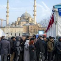 Ramazan ayında İstanbul’da artan gıda fiyatları nedeniyle insanlar ücretsiz yemekler için kuyruğa giriyor(Recte)