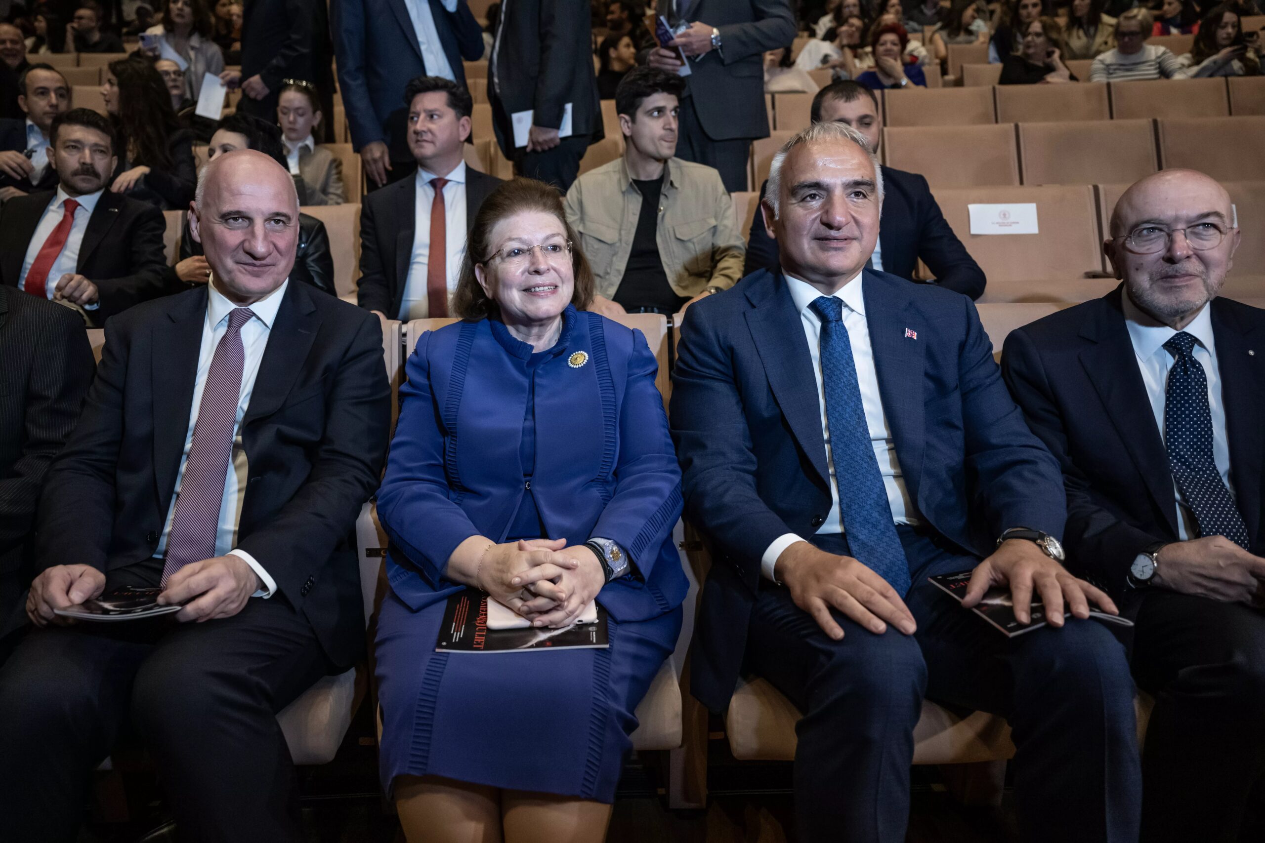 Turkish, Greek Ministers watch Shakespeare's classic in Istanbul - Türkiye Newspaper