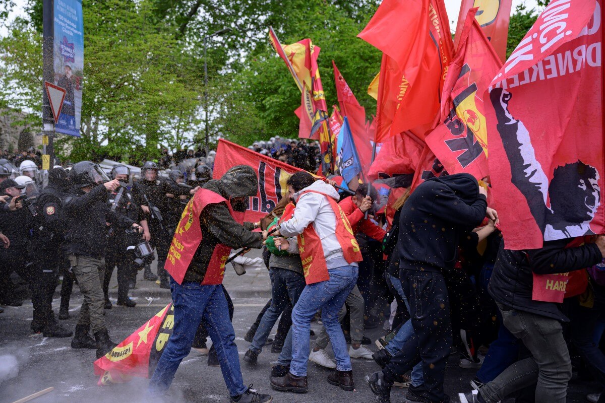 İstanbul’da 1 Mayıs protestolarıyla ilgili ev baskınlarında 29 kişi gözaltına alındı: Bakan – TurkishMinute