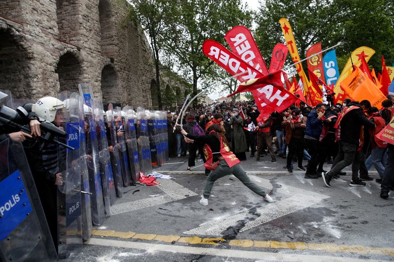 Türk Polisi İstanbul’da 1 Mayıs protestocularını gözaltına alırken gaz bombası kullandı – AOL