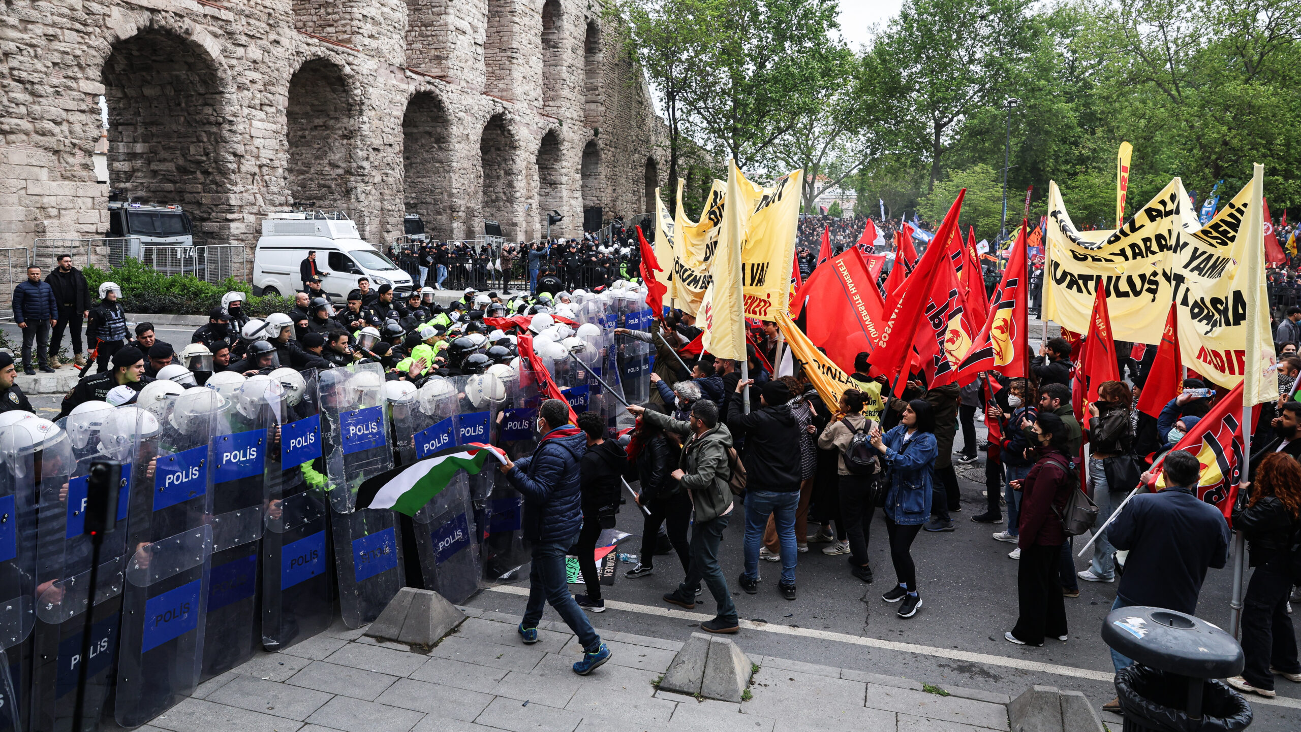 Türk Polisi İstanbul’da Meydanlara Dökülen 1 Mayıs Gösterilerinde Yüzlerce Kişiyi Gözaltına Aldı – The Media Line.